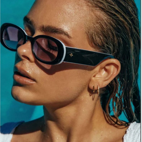 Sunglasses fashion forward designed in Australia - Picture 1 of 3